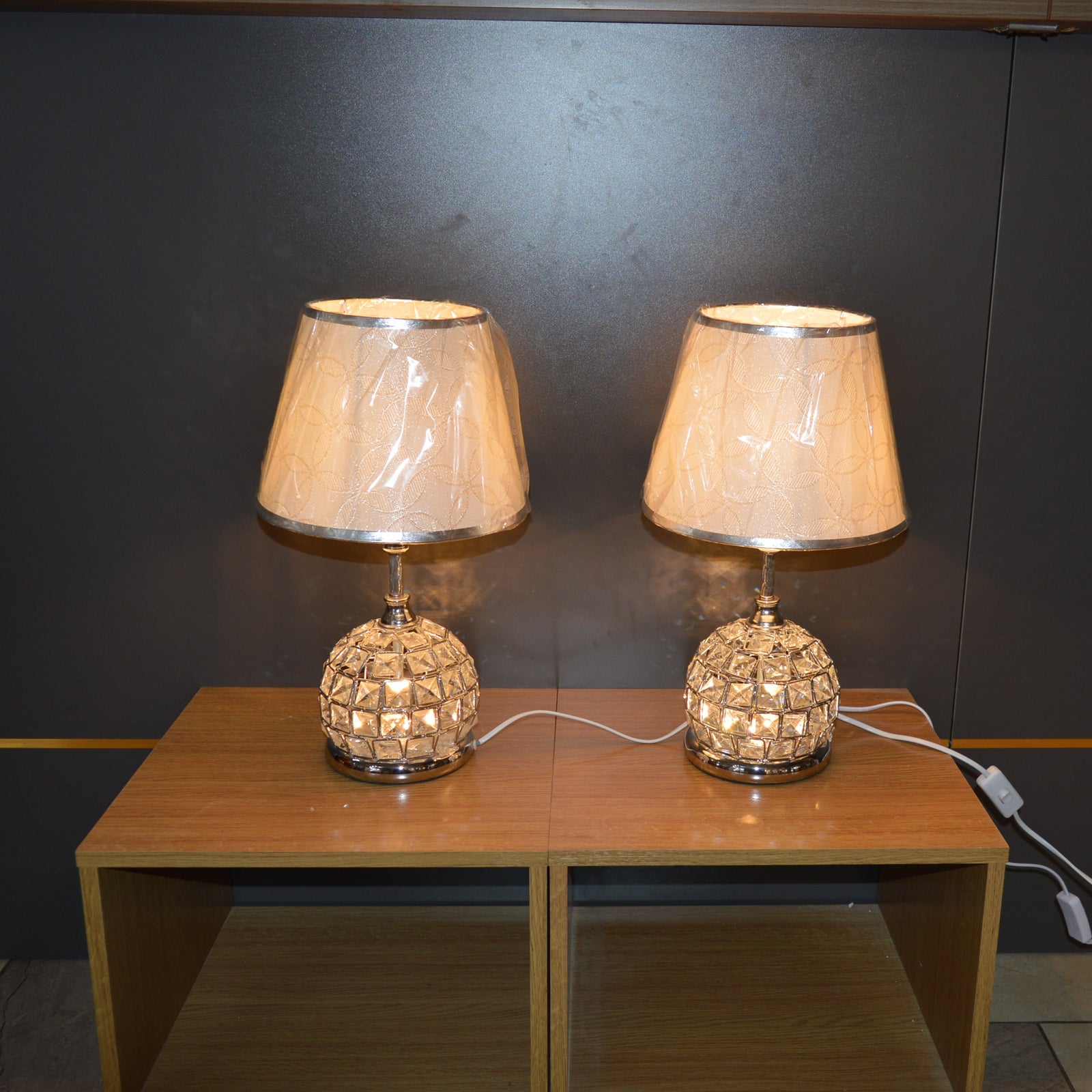 Thin metallic frame crystallic table lamp with incorporated LED [CDG03 | CDS03]