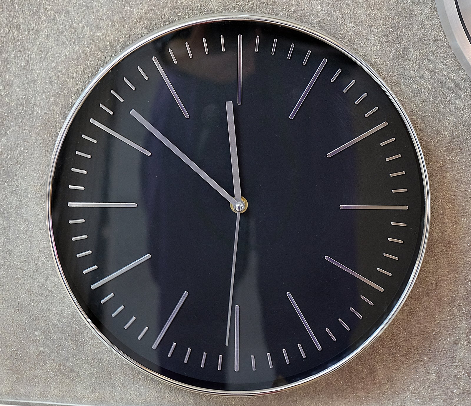 Elegant & Simple Wall Clock