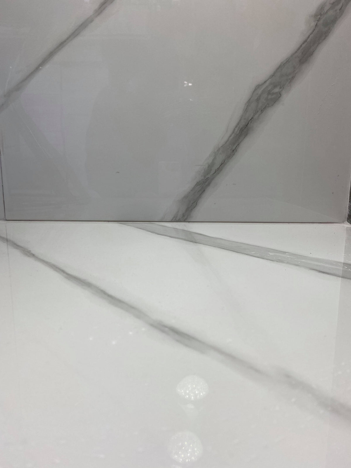 White glossy porcelain tile || 1200 x 600 x 10.5 mm, YFT126101